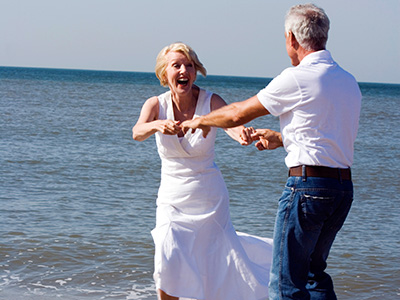 Couple dancing on a beach Gesundheit Berlin Harndrang